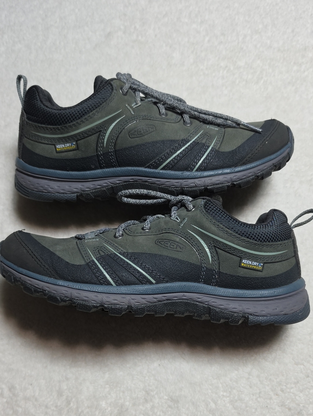 Keen Womans Olive and Black Low-Top Trail Shoes Size 7
